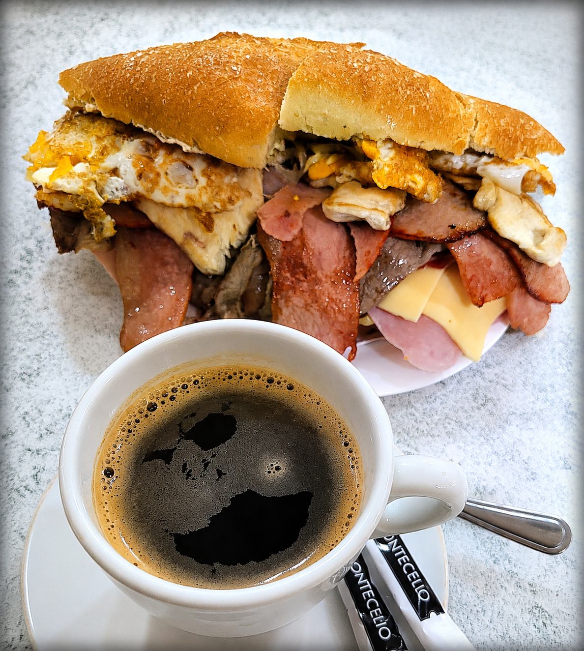 Café y bocata en Los Arenales