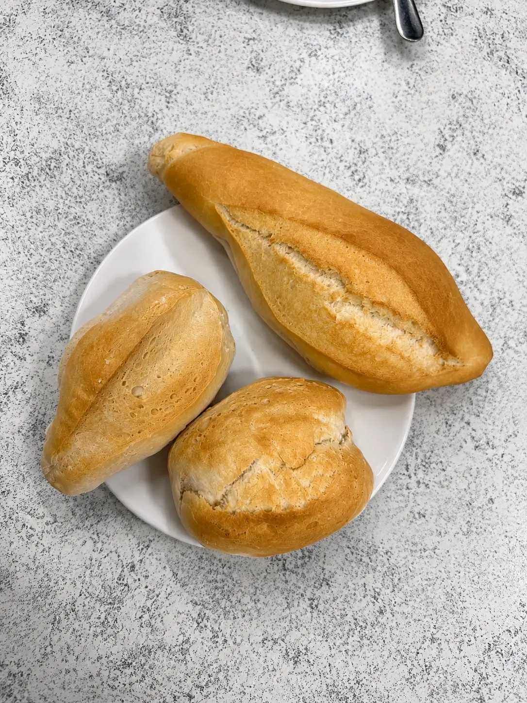 Pan recién horneado para los bocatas