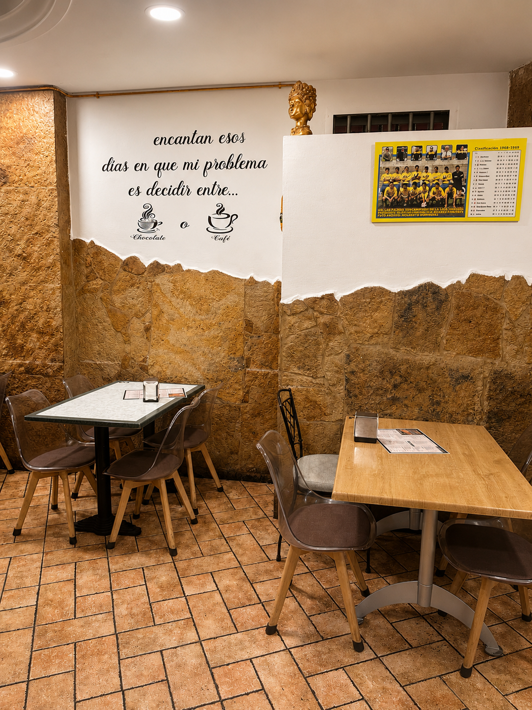 Mesas del interior de la churrería
