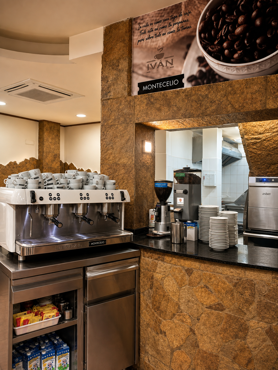 Cafetera y taza tras la barra de Los Arenales