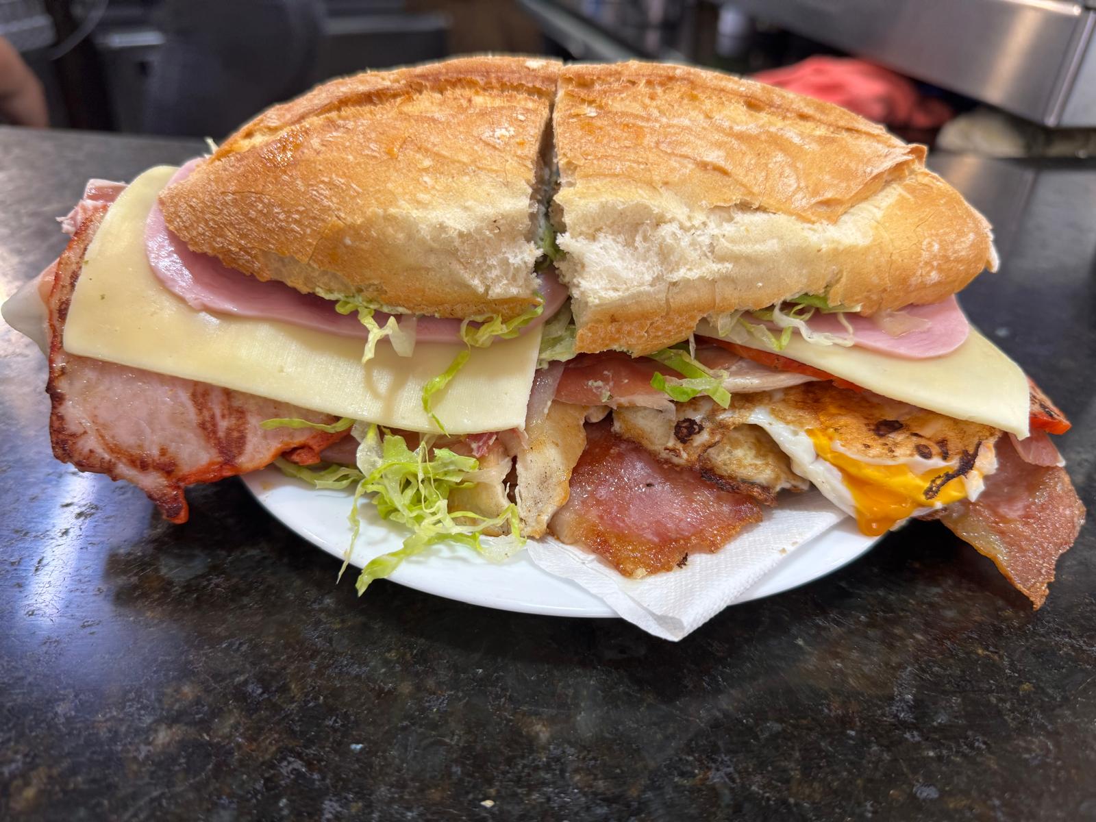 Bocata de lomo en Churrería Los Arenales Iván, Las Palmas